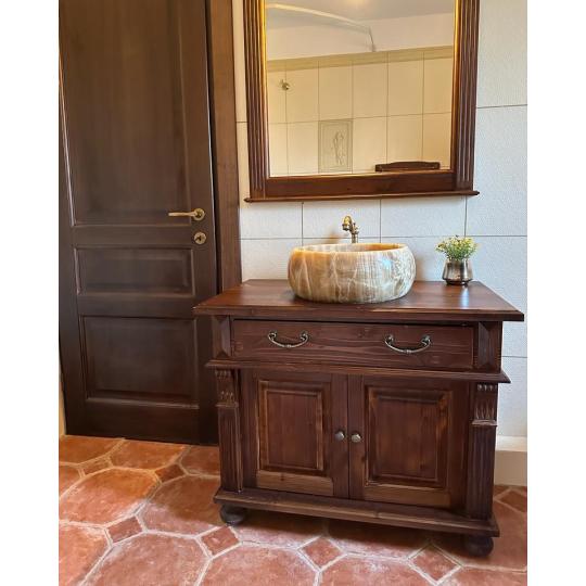 mediteransky kupelna nabytok rustikalny klasicky umyvadlova skrinka malych rozmerov renovacia masivne drevo provence hneda jedinecny lameridiana bytovy dizajn.jpg